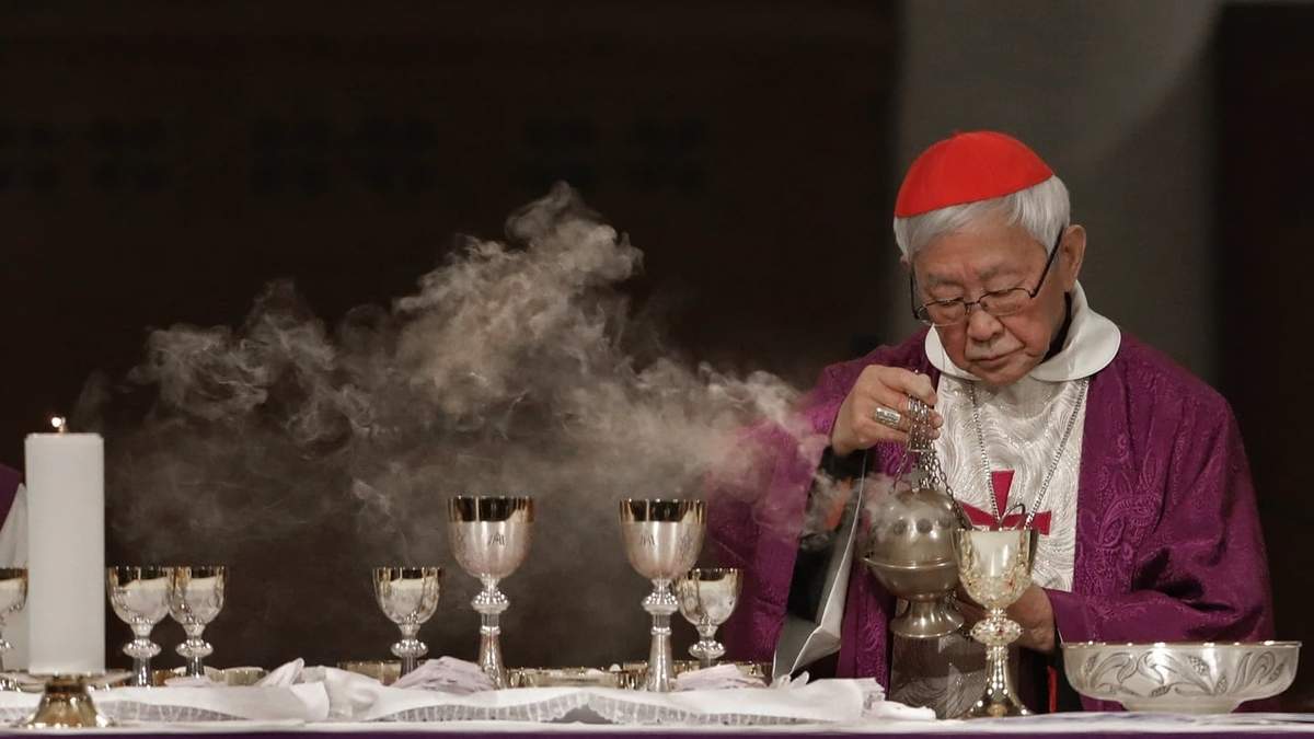 El cardenal Joheph Zen, crítico de los intentos de acercamiento entre Beijing y el Vaticano, preside una misa de vigilia por el obispo Michael Yeung en Hong Kong, en enero de 2019