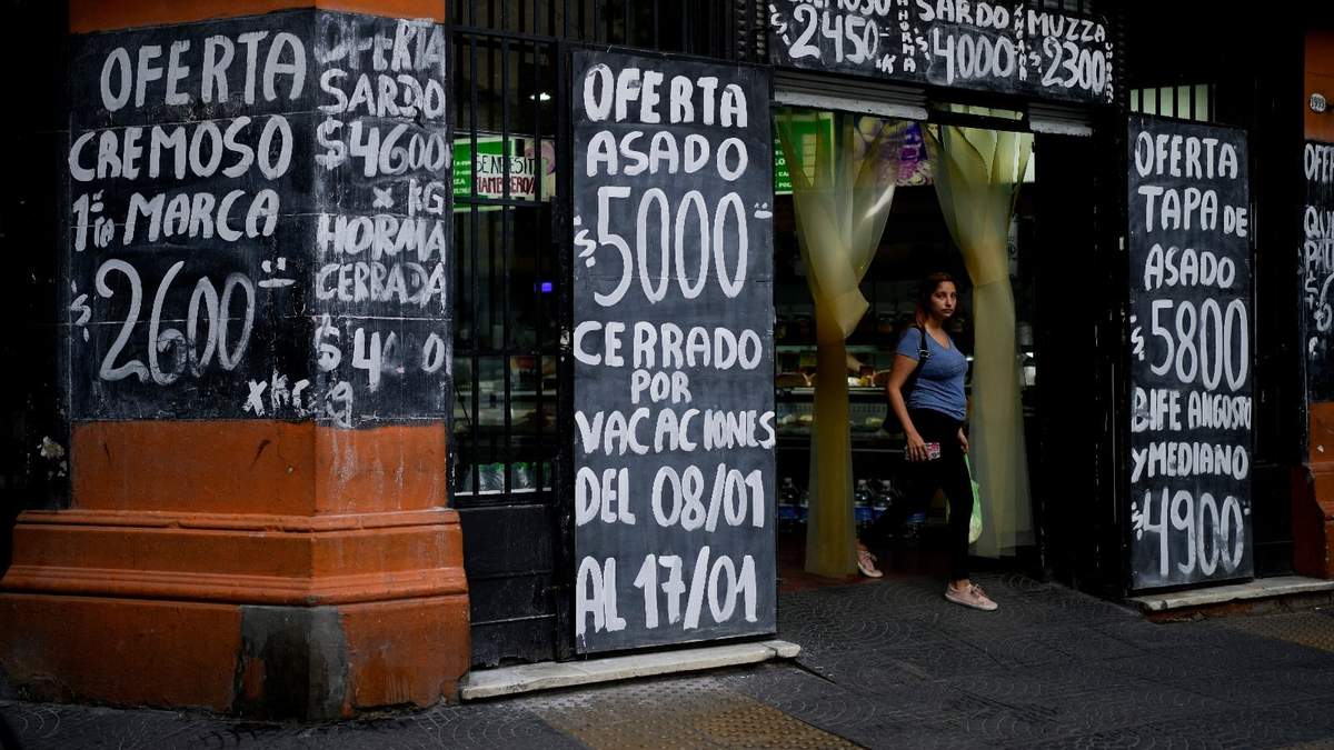 Una mujer sale de un mercado en Buenos Aires, Argentina