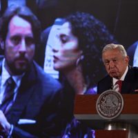 “Esas son las presiones” sobre la reforma eléctrica, dice AMLO y exhibe imagen de cabildero