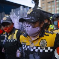 Subirán sueldo a unas 600 'Ateneas” que resguardan marchas en la CDMX