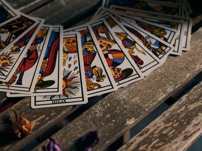 Tres cartas, tres verdades: la lectura de Tarot más cruda y directa del Horóscopo Negro para cada signo del Zodíaco