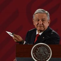 AMLO muestra mini cámara de espionaje hallada en Palacio Nacional
