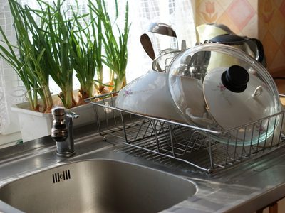 El secreto de la abuela para eliminar las manchas de tus platos y dejarlos radiantes