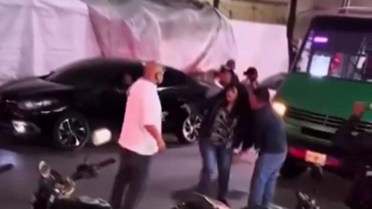 Microbusero golpea a una mujer en Coyoacán