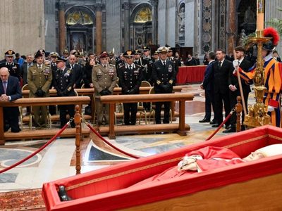 Continúa la multitudinaria despedida al papa Francisco