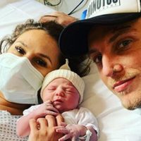 En su mejor rol: Barby Silenzi retrató en esta imagen el momento más tierno entre el Polaco y Abril