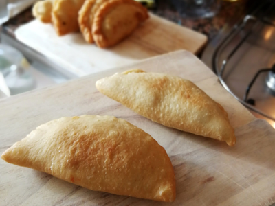 Si querés comer rico y diferente este finde, hacete estos tremendos panzerotis de tomate y muzzarella que son un 10