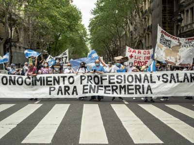 Enfermeras de hospitales públicos porteños intentaron encadenarse a la Casa Rosada
