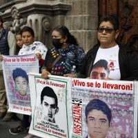 Caso Ayotzinapa: Padres de los 43 de reciben 85 nuevos documentos del Ejército