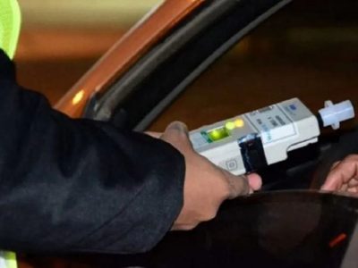 Volcaron su auto tras intentar evadir un control de tránsito en Cipolletti