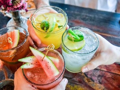 Jugos saludables con frutas para pasar el verano