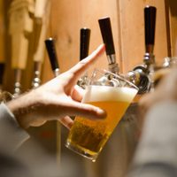 Descuentos en la venta de cerveza a cambio de ladrillos ecológicos