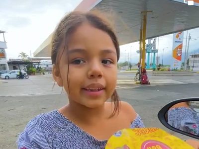 Niña de seis años que vende golosinas habla cuatro idiomas... y se vuelve viral