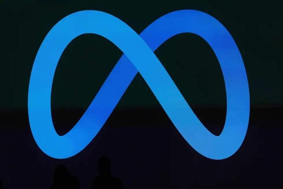 El logotipo de Meta se muestra en una pantalla de video en LlamaCon 2025, una conferencia para desarrolladores de IA, en Menlo Park, California, el 29 de abril de 2025.
