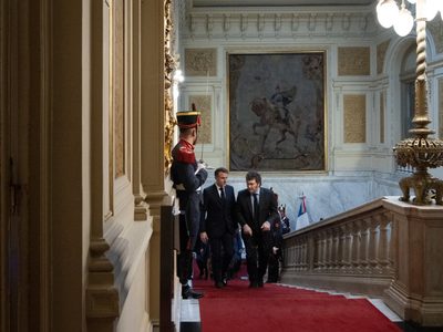 Milei recibe a Macron al ritmo de una marcha militar vinculada a la dictadura