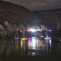Un hombre a bordo de una camioneta perdió el control, cayó por una ladera y está gravemente herido