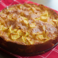 Torta invertida de manzana con solo 3 ingredientes y sin prender el horno: esponjosa y delicada