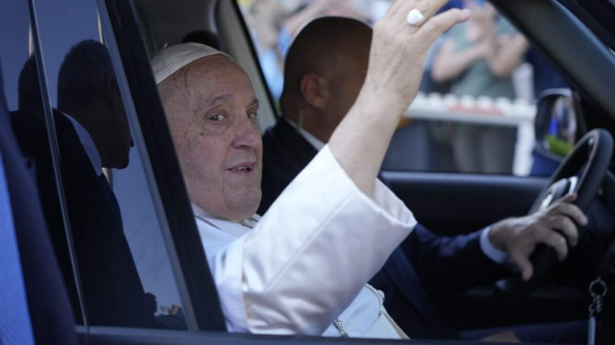 El papa Francisco recibió el alta en el hospital de Roma