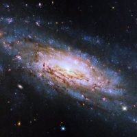 Hubble observa una galaxia a 50 millones de años luz con un agujero negro voraz