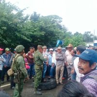 Damnificados por sismos bloquean carreteras en Oaxaca para exigir apoyos