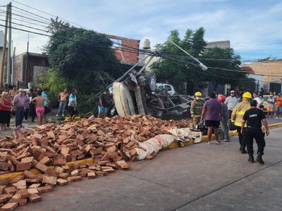 Camión ladrillero se quedó sin frenos y chocó contra un poste en la bajada de Collón Curá