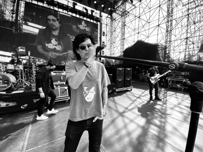 El rito estival de Caifanes evoca los 43 de Ayotzinapa