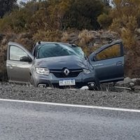 Dos turistas se salvaron de milagro tras volcar sobre la ruta 40