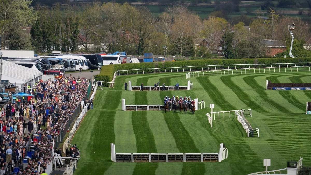 Caballo se fractura la espalda y es sacrificado tras ganar una carrera de obstáculos en Inglaterra