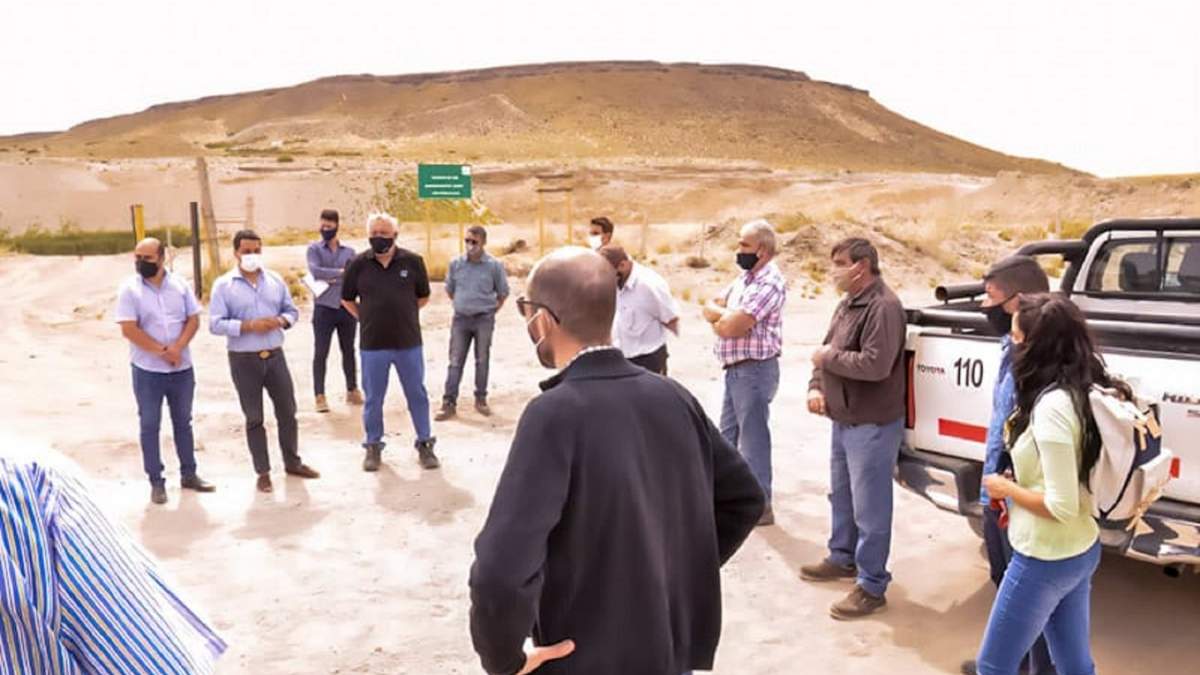 El intendente de Zapala recorriendo el sector junto al EPAS. Fuente: (Twitter)
