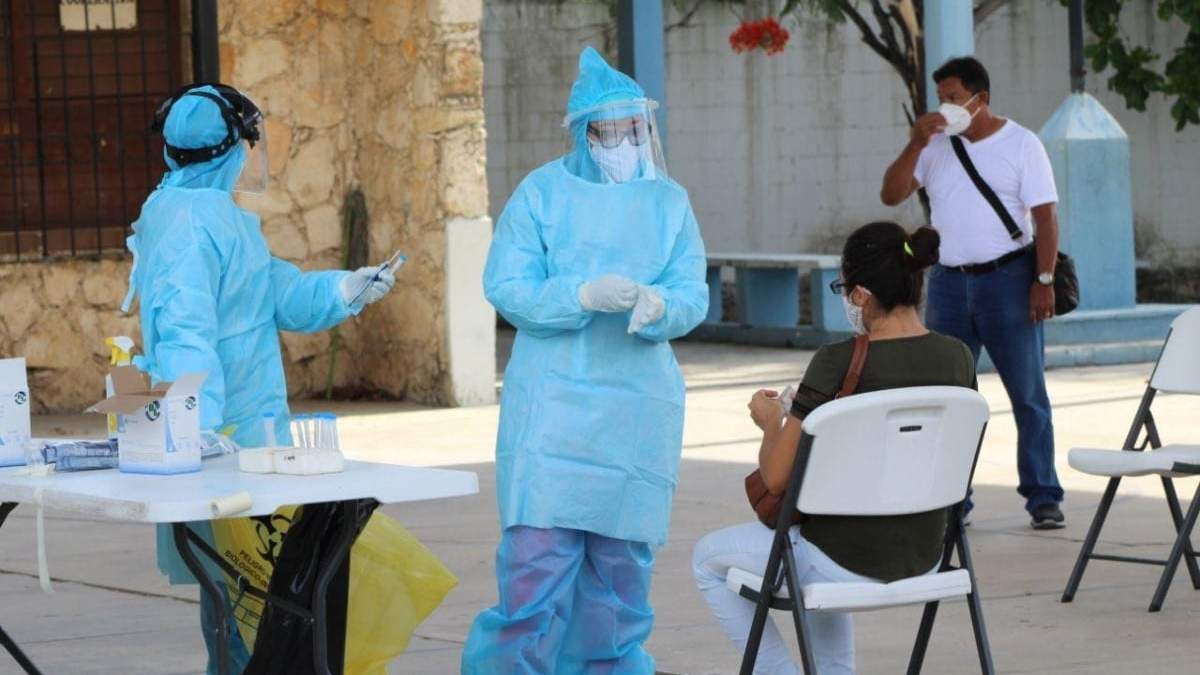 Toma de pruebas para la prueba de covid-19 en Yucatán