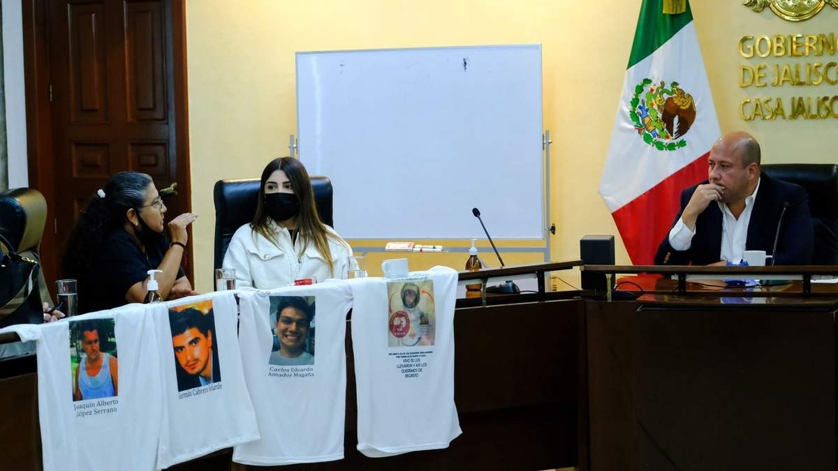 Enrique Alfaro con integrantes del colectivo Madres Buscadoras de Sonora
