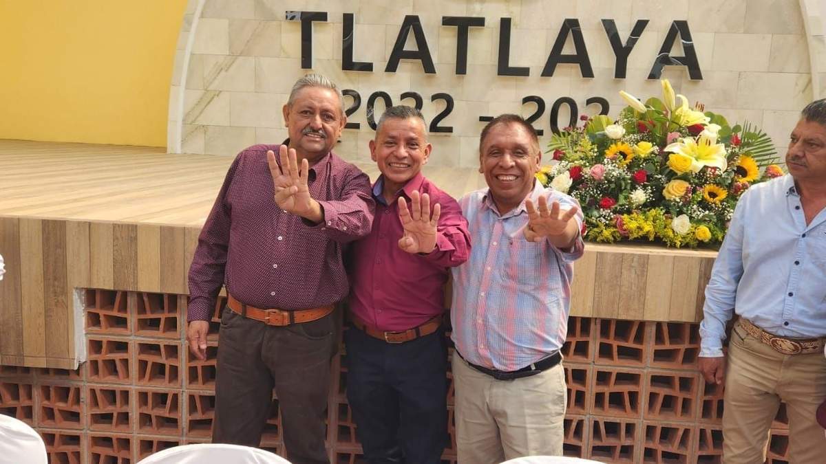 El alcalde de Tlatlaya (centro) renunció al PRD y se adhirió a la campaña morenista