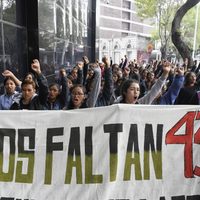 Por los 43, plantón en la FGR, visita al ITAM y críticas a la 'verdad histórica”