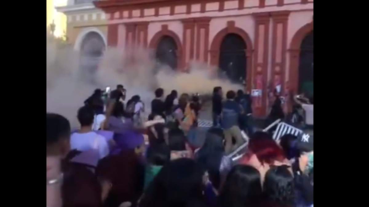 Lanzan gas lacrimógeno a mujeres en marcha del 8M2024 en Colima