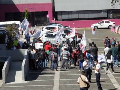 Grupo irrumpe en el INE y grita consignas en favor de reforma electoral de AMLO