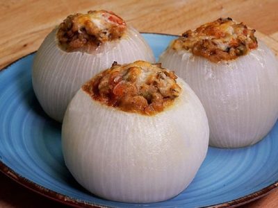 Cebollas rellenas con chorizo y al horno: una receta bomba que te va a encantar para comenzar la semana