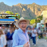 El embajador Ken Salazar asiste a misa en la catedral de Cuernavaca