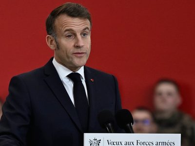 Macron busca aumentar presupuesto al Ejército francés "para ser poderosos en este mundo brutal"