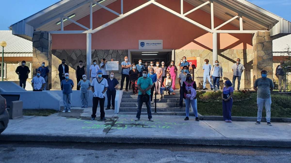 Personal de salud autoconvocado en las puertas del Hospital de Villa La Angostura. Fuente: (Twitter)