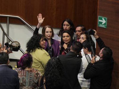 Senadoras de Morena piden a Paco Ignacio Taibo que se disculpe, no que renuncie (Video)