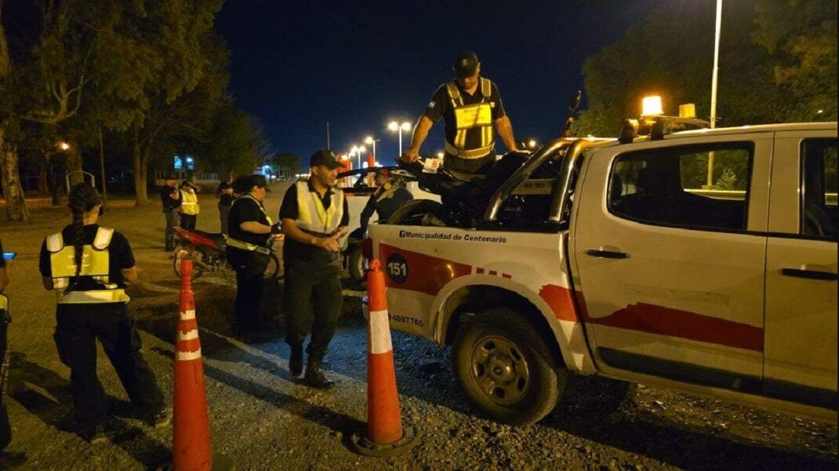 Personal de Tránsito de la municipalidad de Centenario durante el operativo de control. Fuente: (Centenario Digital)