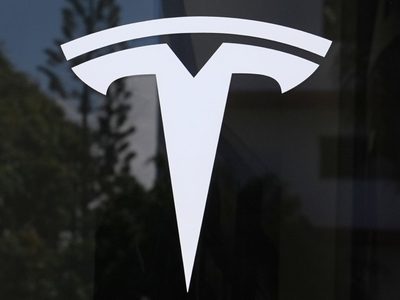 Tesla pierde título de mayor fabricante de vehículos eléctricos tras caída de ventas por segundo año