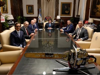 Javier Milei se reunió con ejecutivos de Breitling, y la empresa internacional aseguró que reabrirán en el país