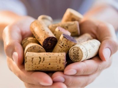 Guardá varios corchos de vino: creá este macetero rústico y con una onda perfecta para el verano