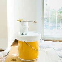Con 1 balde de pintura grande y pedazos de madera: creá esta mesita súper útil como un diseñador