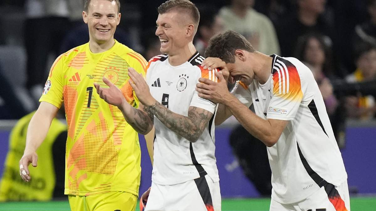 De izquierda a derecha, Manuel Neuer, Toni Kroos y Thomas Müller festejan su triunfo con la selección alemana frente a Escocia