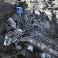 Buscan más víctimas entre restos de autobús con peregrinos que cayó de puente en Sudáfrica