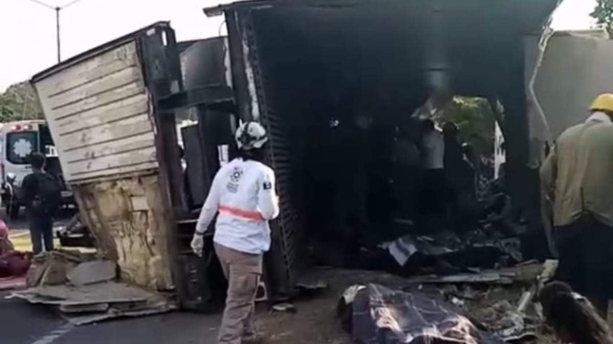 Una de las cajas donde viajaban los migrantes