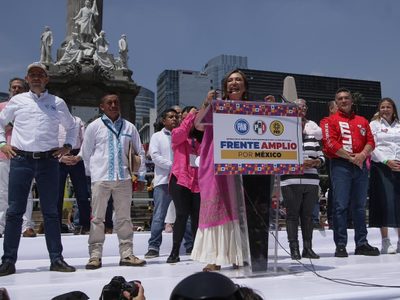 Frente Amplio arropa a Xóchitl Gálvez y le entrega constancia como coordinadora