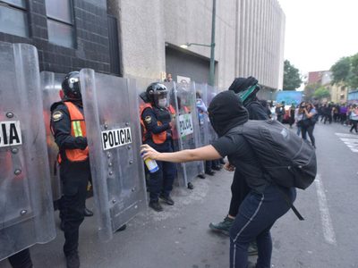 Mujeres protestan en La Prensa por la publicación de imágenes del cadáver de Ingrid (Videos)